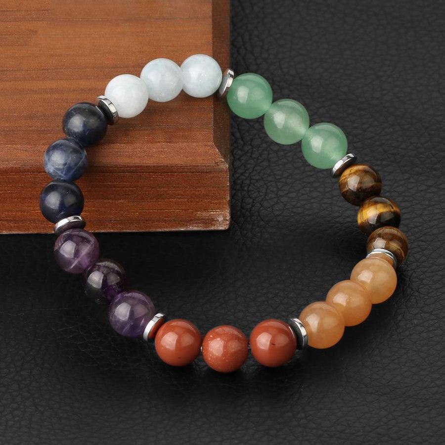 Bracelet chakras étalé montrant les différentes pierres