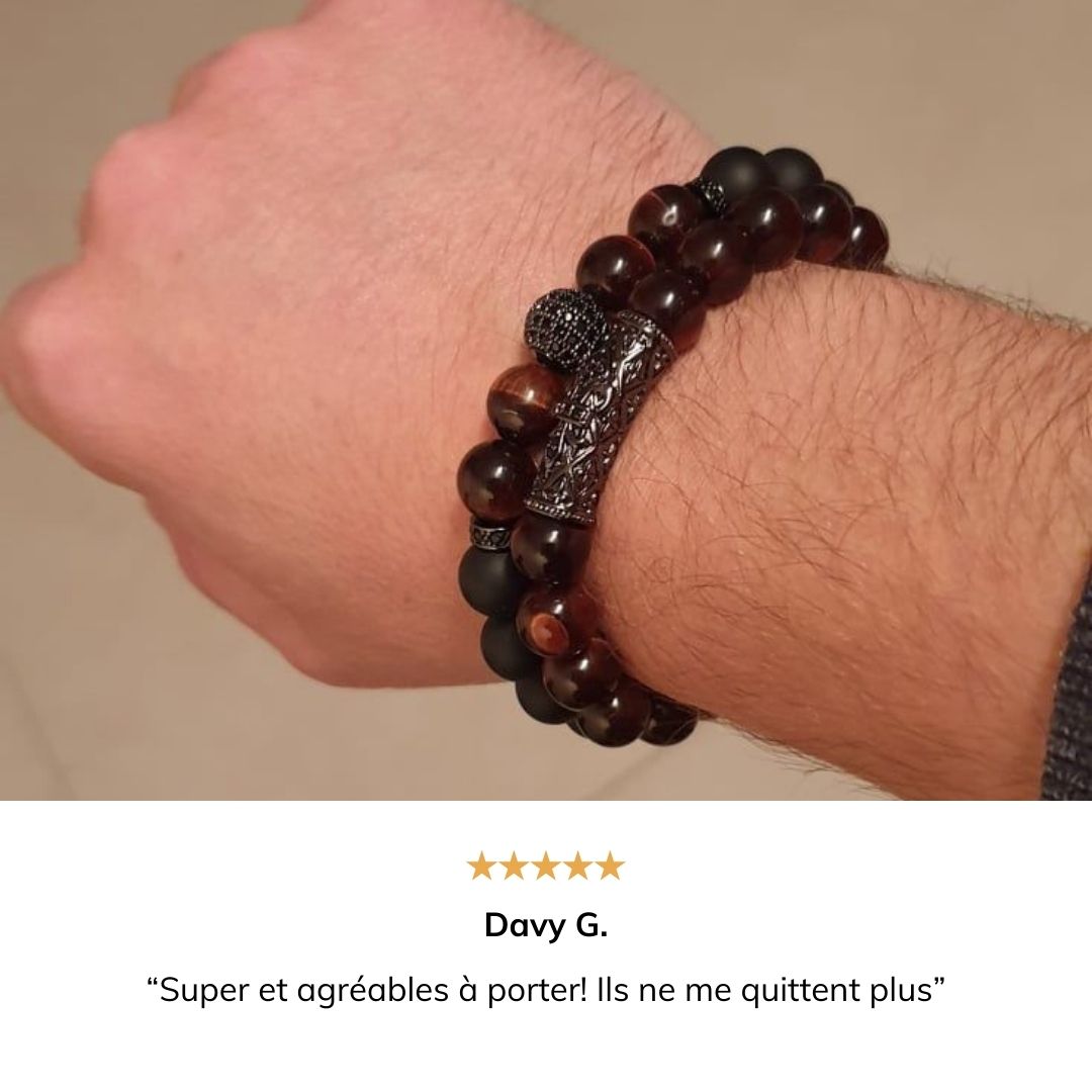 Gros plan sur les pierres bleues et rouges du bracelet