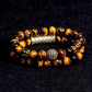 Détail des pierres brunes et noires sur le bracelet