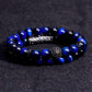 Focus sur les pierres vertes et bleues du bracelet