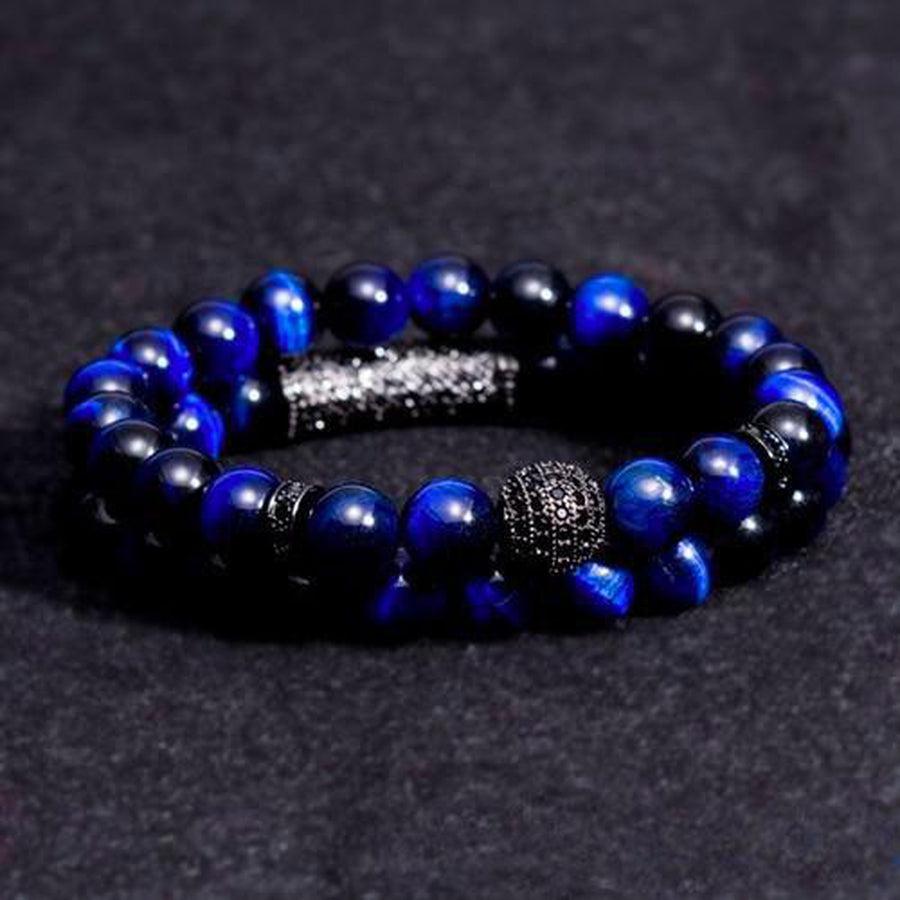 Focus sur les pierres vertes et bleues du bracelet