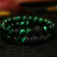 Bracelet avec pierres rouges et noires en gros plan