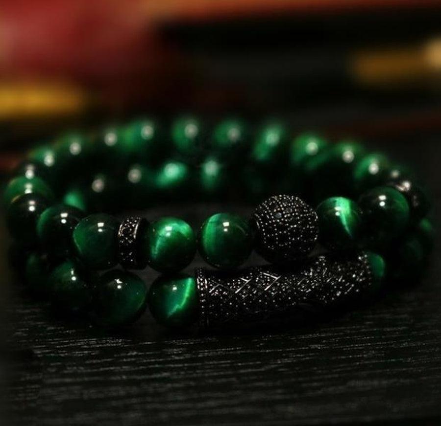 Bracelet avec pierres rouges et noires en gros plan