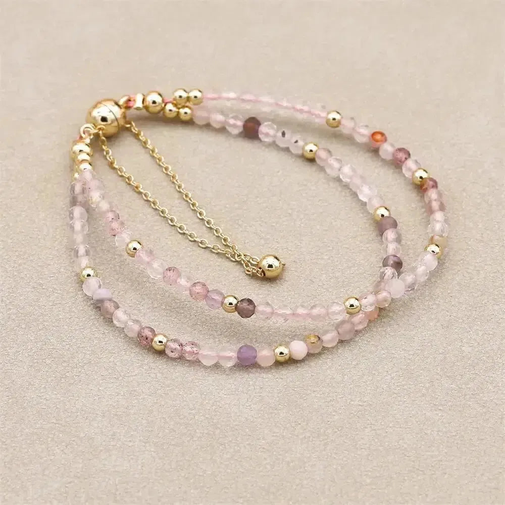 Gros plan sur les perles dorées et cristal rose du bracelet