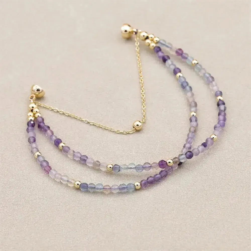 Détail des perles colorées et dorées du bracelet fluorite