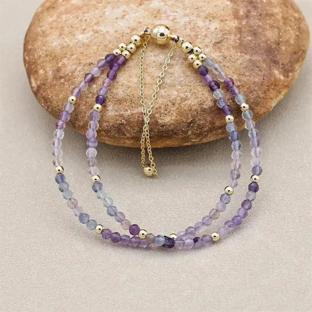 Bracelet en fluorite naturelle sur fond blanc, double rangs