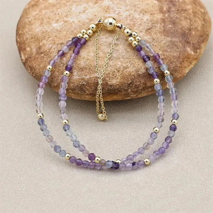 Bracelet en fluorite naturelle sur fond blanc, double rangs