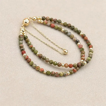 Bracelet jaspe Picasso montrant ses nuances vertes et brunes