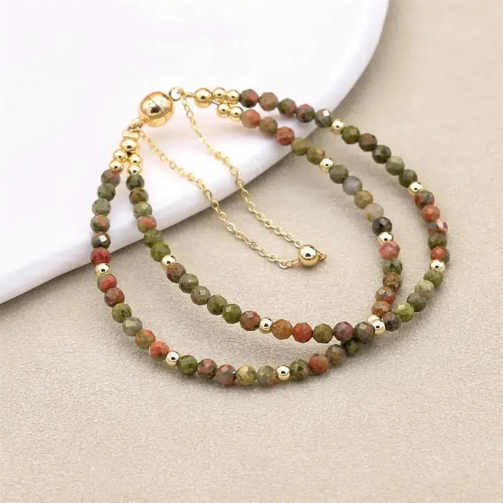 Gros plan sur les pierres naturelles du bracelet jaspe