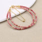 Gros plan sur les pierres roses du bracelet rhodonite