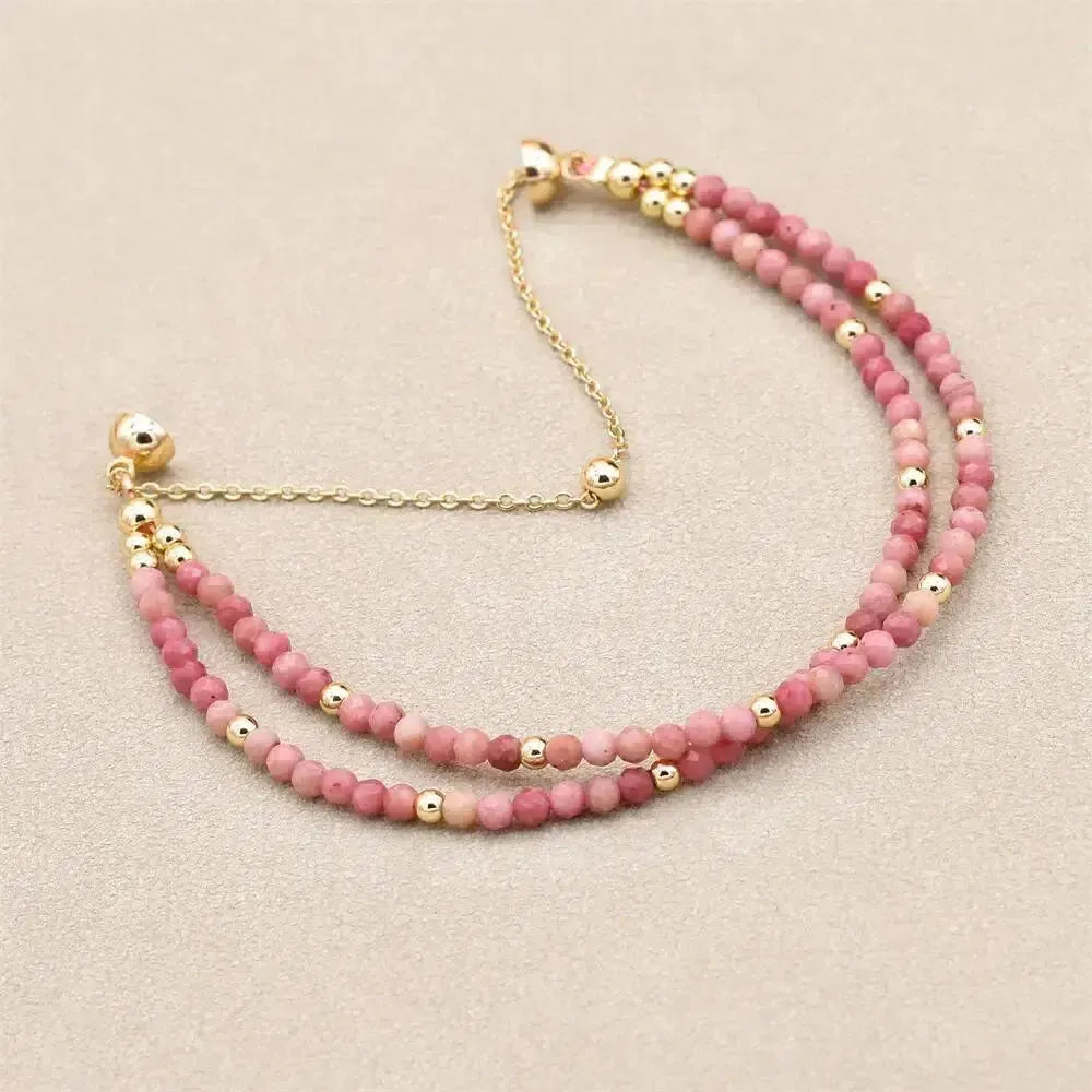 Détail des perles de rhodonite et cuivre doré