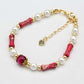 Bracelet avec perles roses et dorées sur fond blanc
