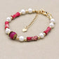 Vue latérale du bracelet montrant les perles marbrées