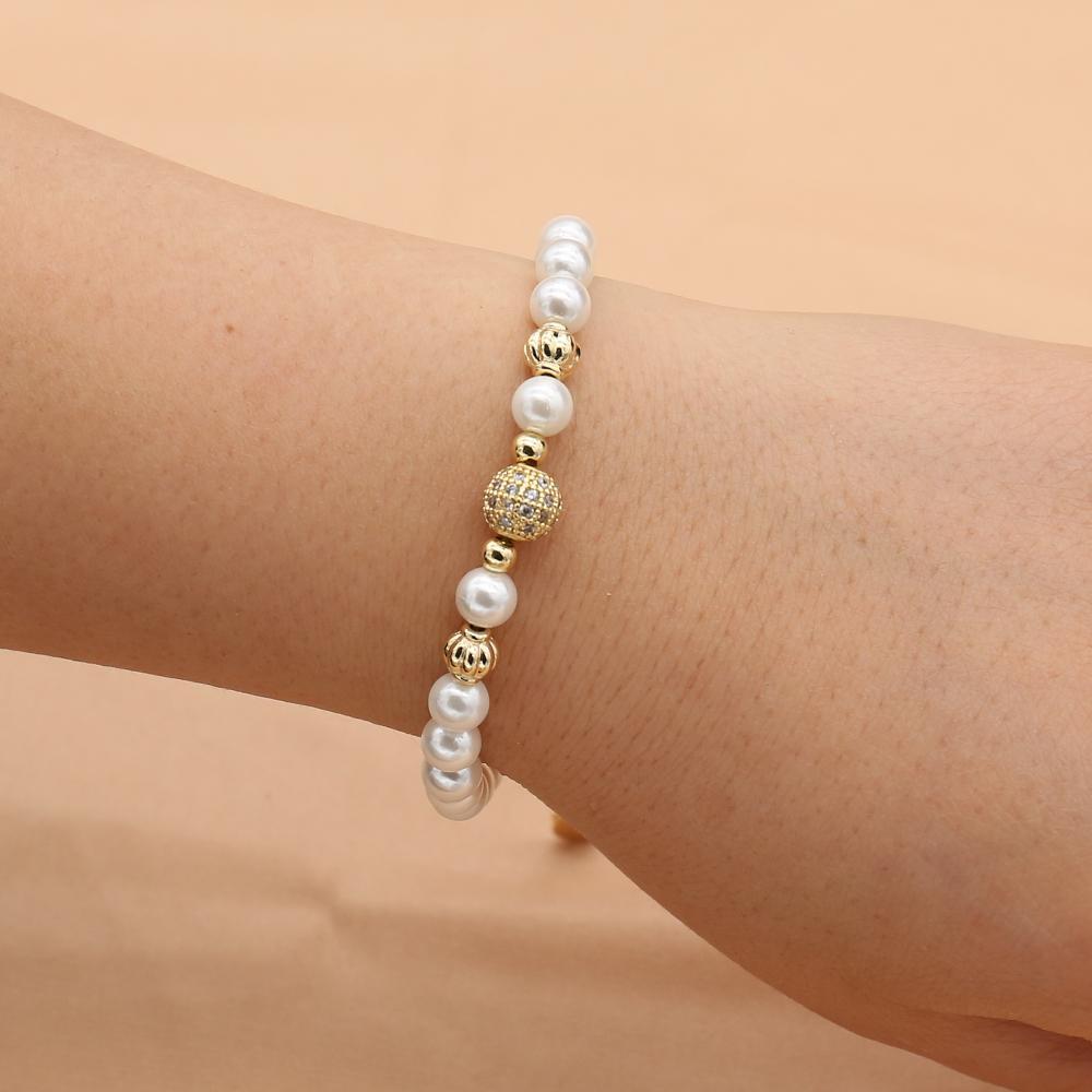 Bracelet perles nacrées avec strass doré en gros plan