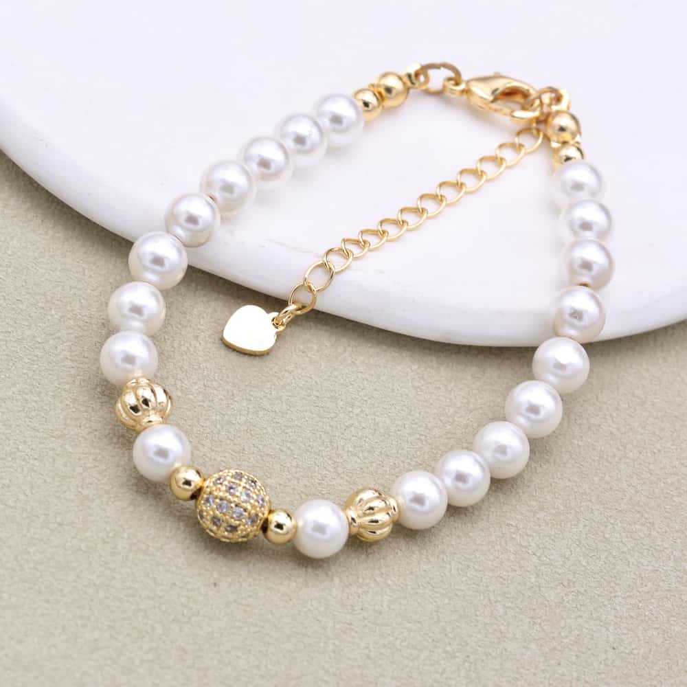Vue latérale du bracelet avec perle principale ornée