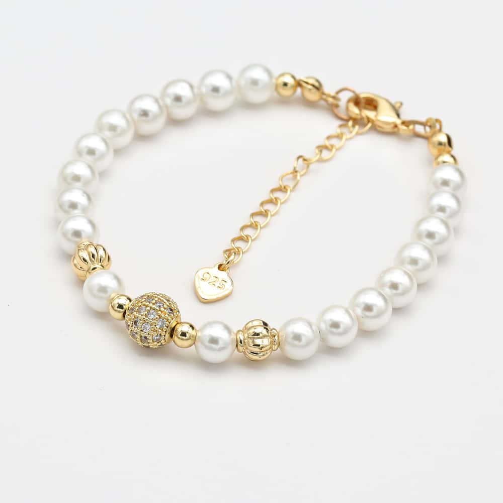 Bracelet sur fond neutre, mettant en valeur les perles