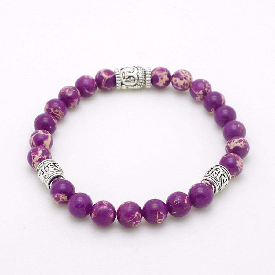 Gros plan sur un bracelet de perles pour équilibre mental