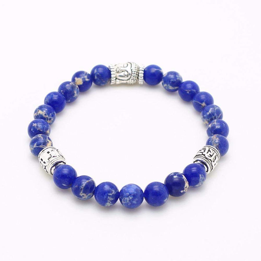 Gros plan sur un bracelet énergétique avec perles violettes