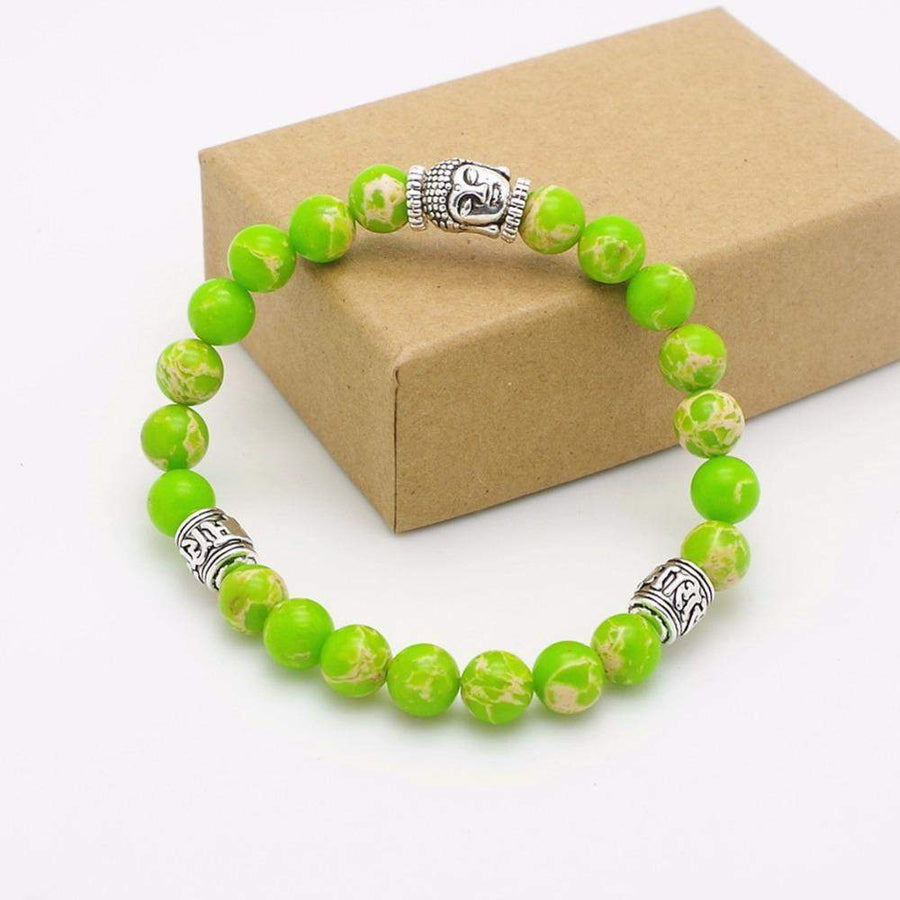 Gros plan sur un bracelet énergétique pour le chakra du cœur