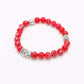 Gros plan sur un bracelet rouge symbolisant le chakra racine