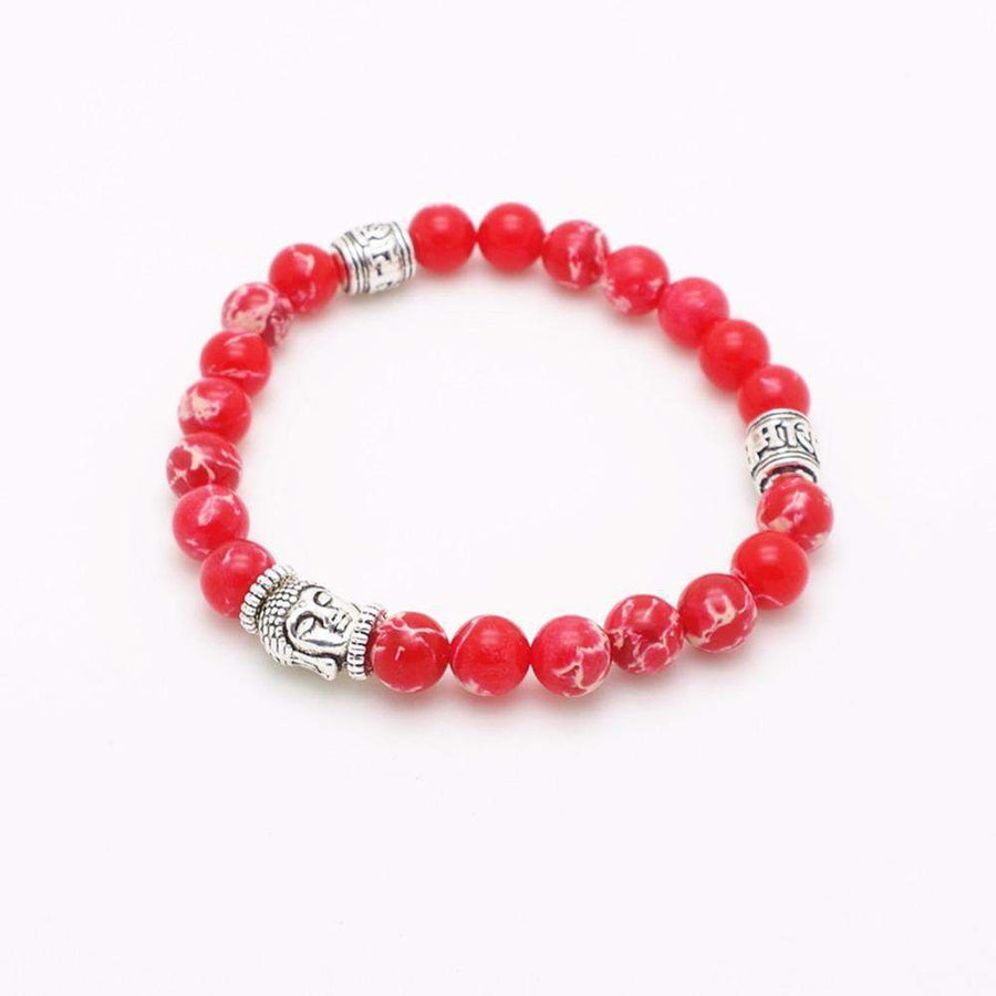 Gros plan sur un bracelet rouge symbolisant le chakra racine