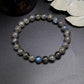 Gros plan sur les reflets mystiques des perles de labradorite