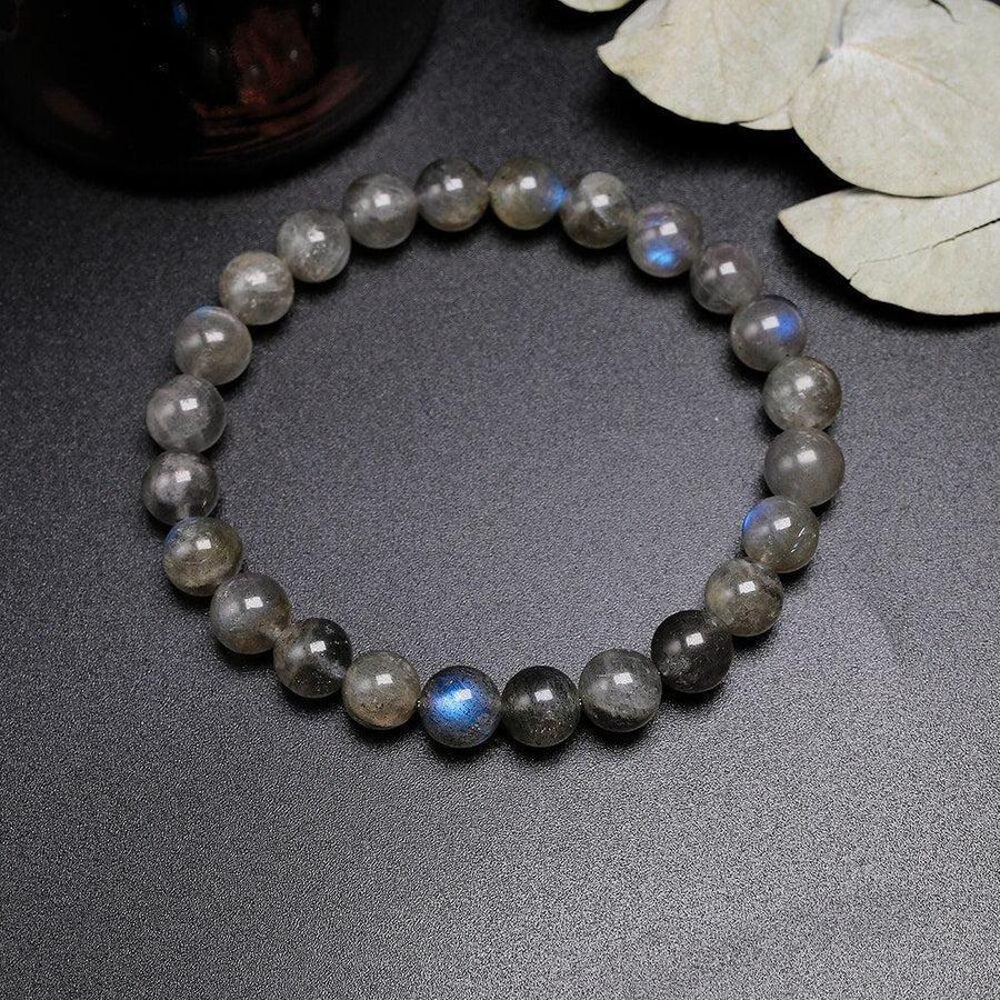 Gros plan sur les reflets mystiques des perles de labradorite