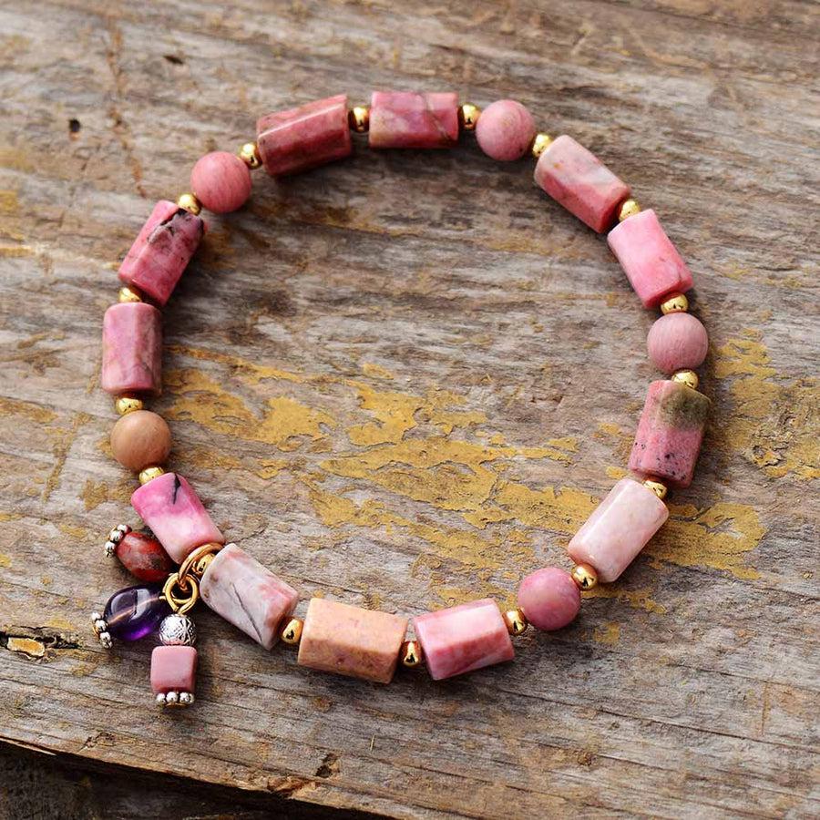 Zoom sur les perles taillées en rhodonite et dorées