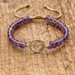 Bracelet en améthyste avec symbole Om en gros plan