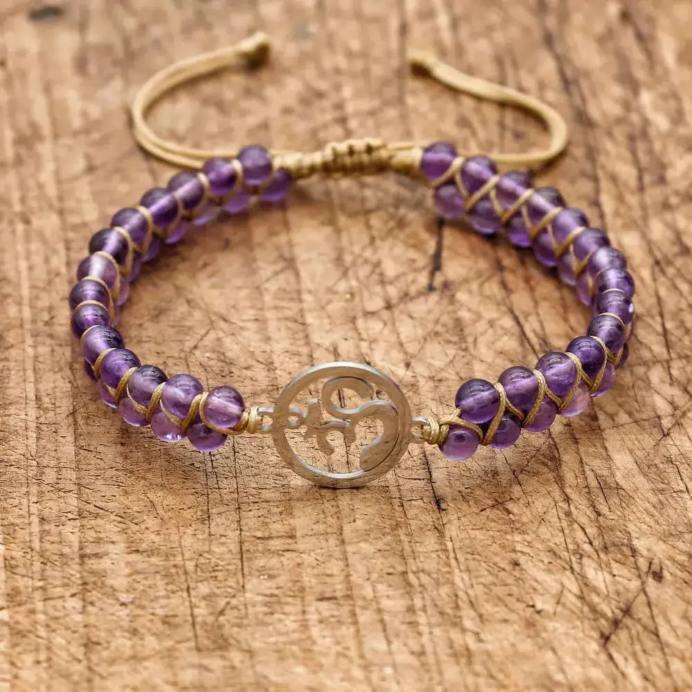 Bracelet en améthyste avec symbole Om en gros plan
