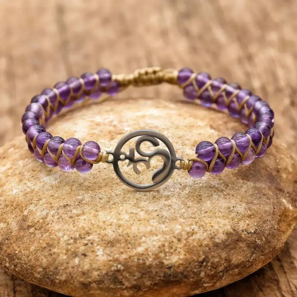 Vue latérale du bracelet améthyste et cordon tressé