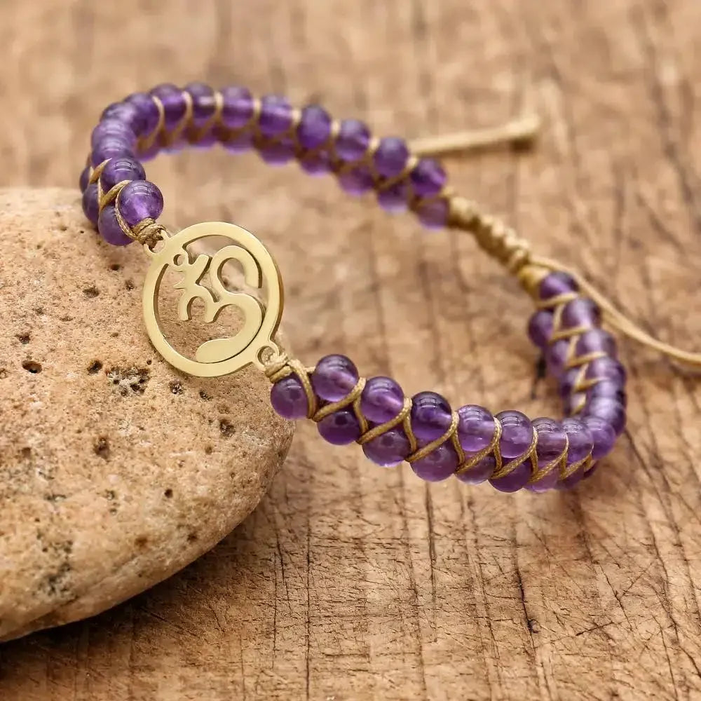 Artisanat en macramé avec perles d'améthyste polies