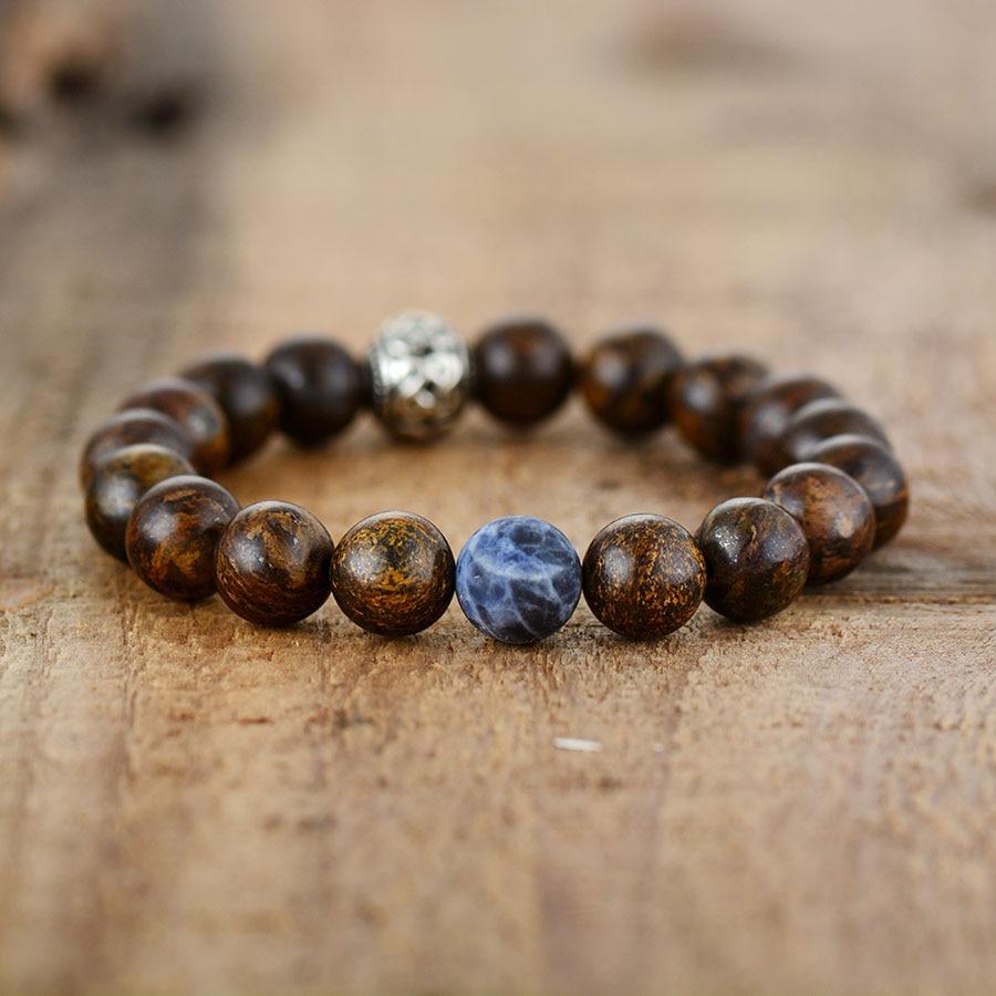 Gros plan sur les pierres brunes du bracelet extensible