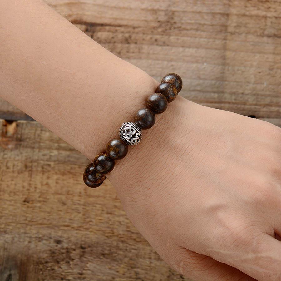 Vue latérale du bracelet montrant les nuances de bronzite