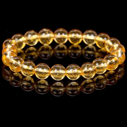 Bracelet en citrine posé sur une surface claire