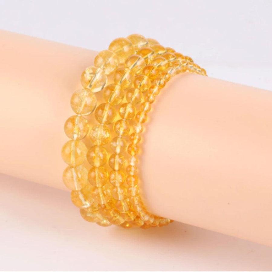 Gros plan sur les perles de citrine du bracelet