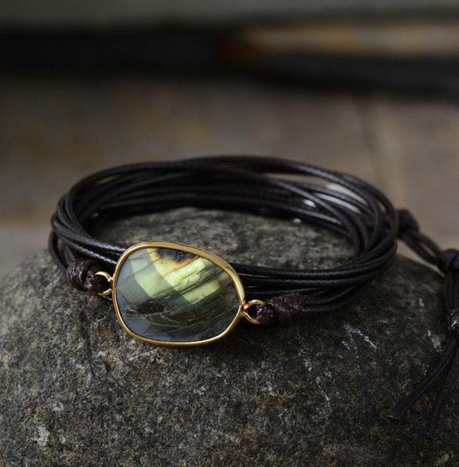 Gros plan sur la labradorite du bracelet en corde cirée