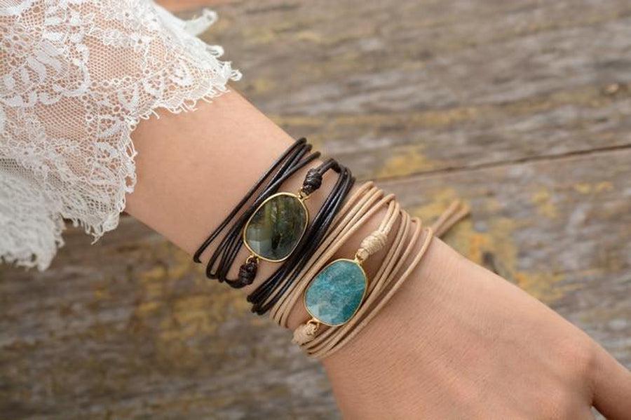 Bracelet en corde cirée avec pierre de labradorite vue de près