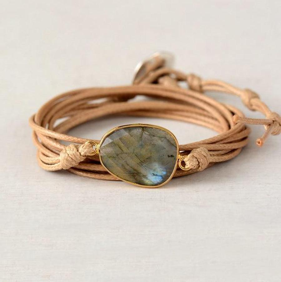 Vue d'ensemble du bracelet en labradorite et corde ethnique