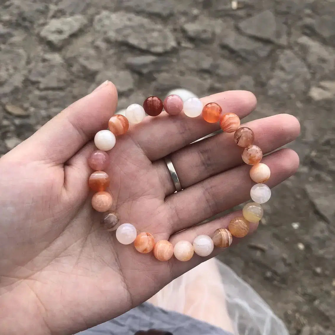 Bracelet en cornaline sur fond blanc, perles rondes