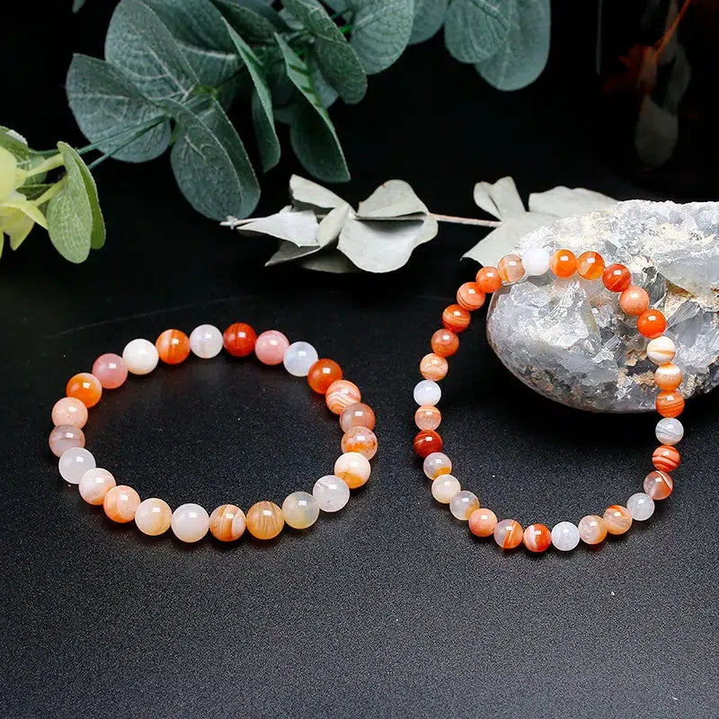 Vue latérale du bracelet en cornaline, perles lisses