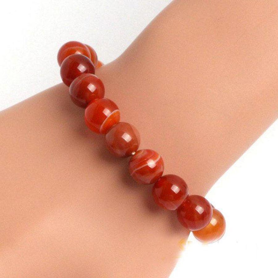Vue latérale du bracelet en Cornaline rouge sur fond neutre
