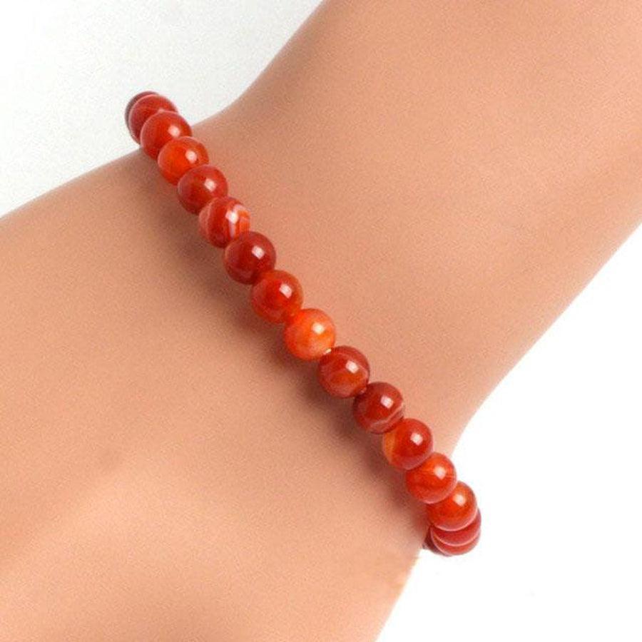 Bracelet en Cornaline rouge exposé à la lumière naturelle