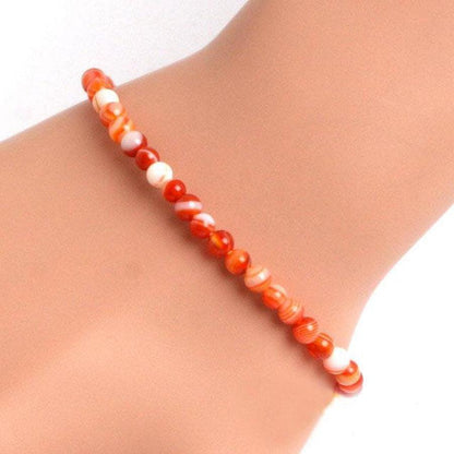 Perles de Cornaline rouge montrant leur éclat et profondeur