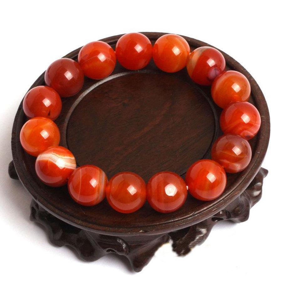 Gros plan sur les perles de Cornaline rouge et leurs nuances