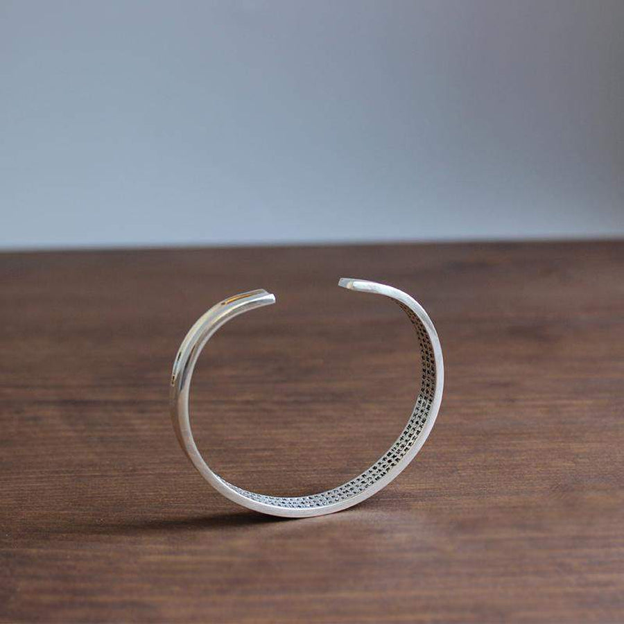 Bracelet en cuivre blanc avec mantra Om Mani Padme Hum gravé