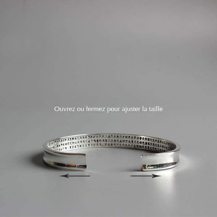 Vue intérieure du bracelet montrant le sutra du cœur gravé