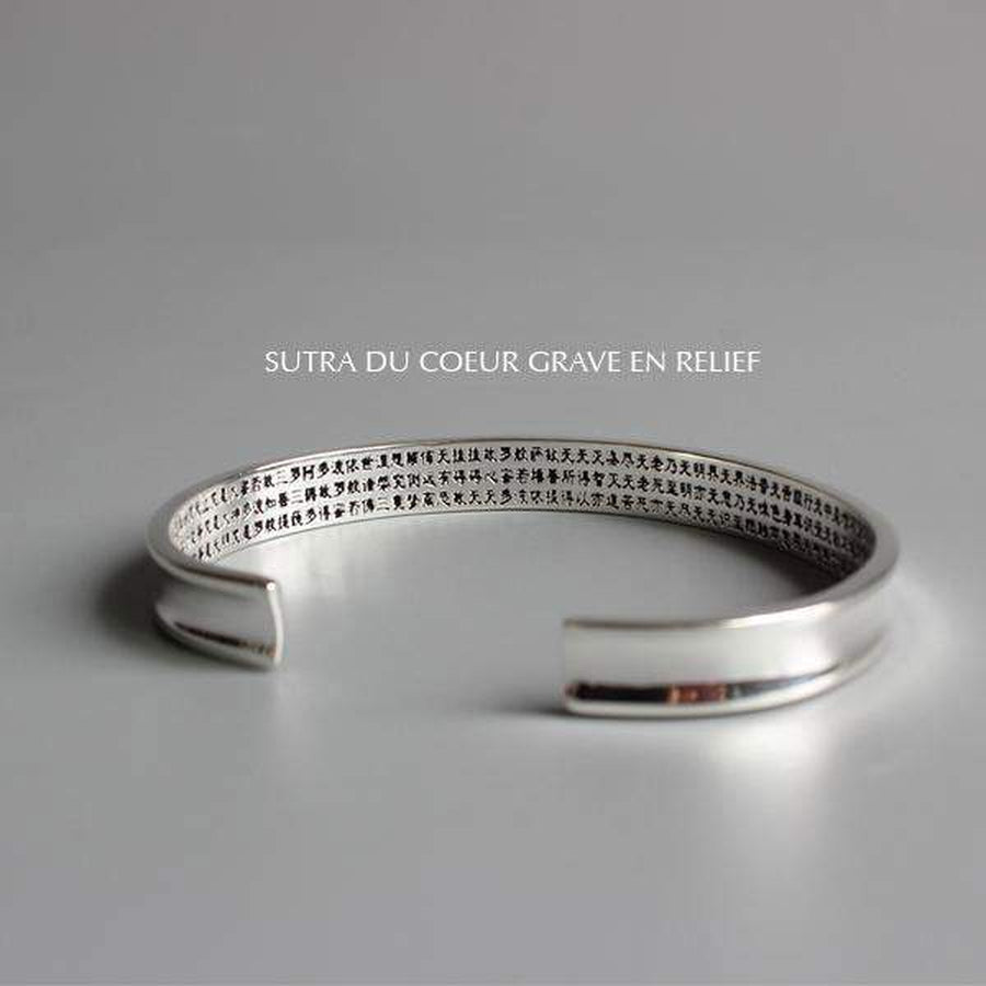 Gros plan sur les détails gravés du bracelet en cuivre blanc