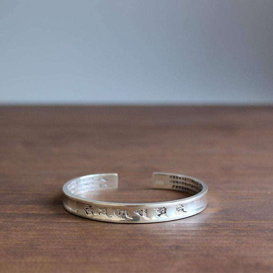 Vue d'ensemble du bracelet en cuivre blanc avec gravures spirituelles