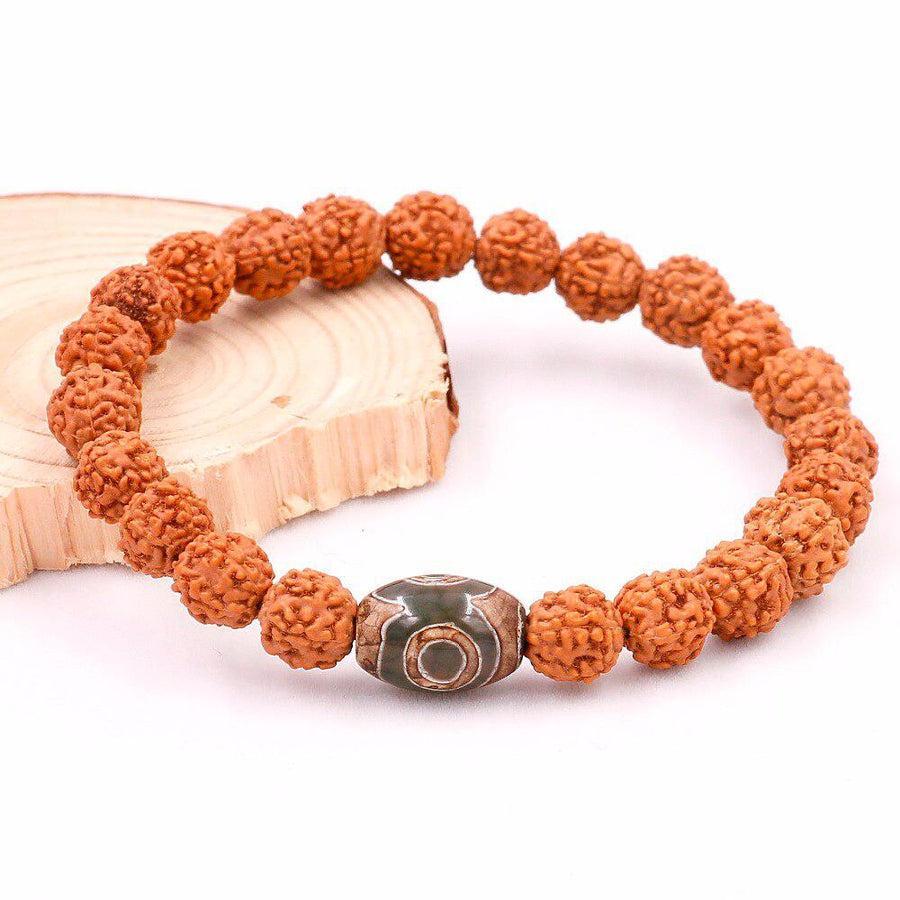 Vue rapprochée du bracelet Rudraksha et œil de Dzi